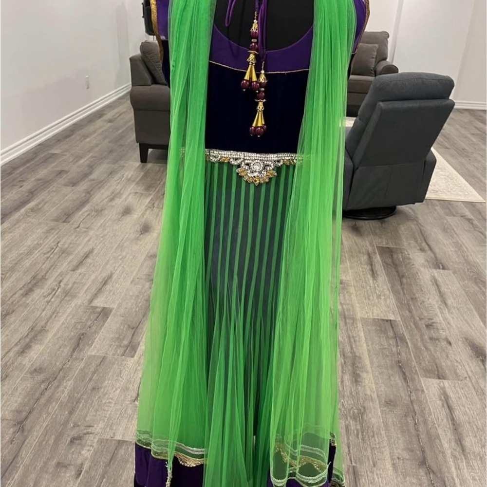 Elegant Green and Black Embroidered Dress - Picture 4 of 6